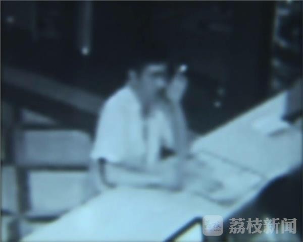 浴室洗霸王澡一男子被拘留